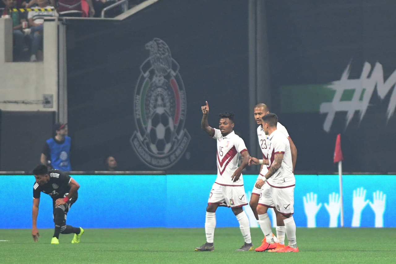 Sin embargo, a los 18 minutos, Venezuela fue el equipo que tomó la ventaja con un golazo, aunque queda la duda de si así intentó su disparo, con un John Murillo que puso una pelota en el ángulo desde unos 15 metros de la cabaña de Jonathan Orozco para sorprender y aventajar 1-0.