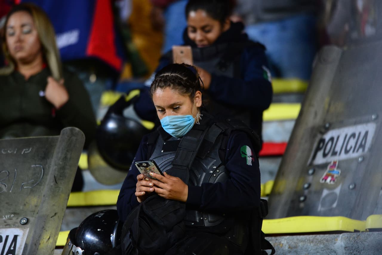 Los asistentes a los estadios toman precauciones ante la inminente propagación del virus.