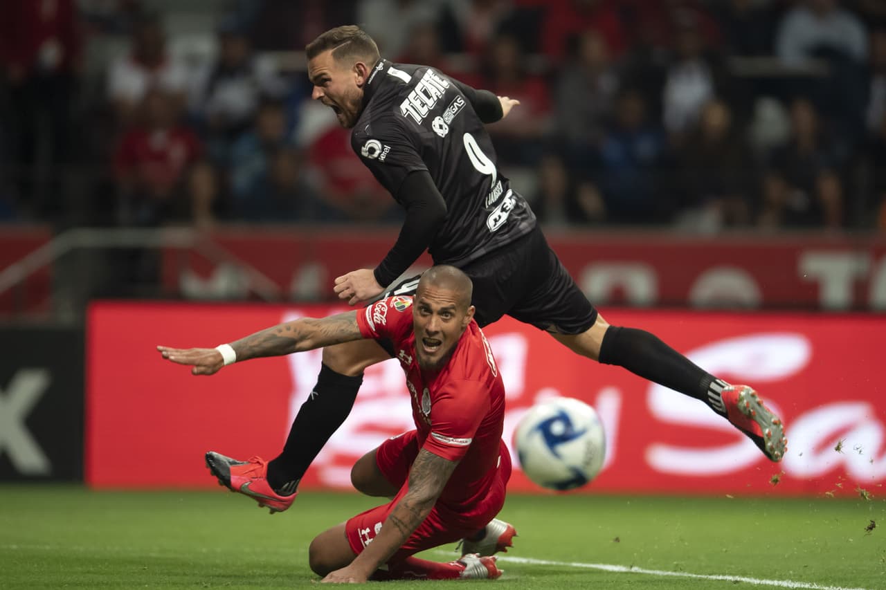 Jonathan Maidana se tiene que barrer para poder quitarle el esférico a Vincent Janssen.