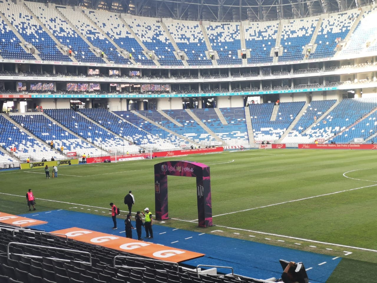 Así se vivió el ambiente dentro y fuera del Estadio BBVA previo al arranque de la Final de la Liga MX en el juego de Vuelta en el que se sabrá si Rayadas o Tigres se coronan en la Liga MX Femenil. Un marco esplendoroso se vivió con dos aficiones muy conectadas.
