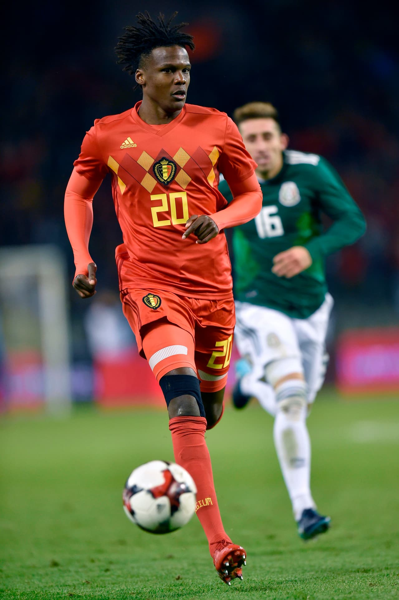 Derrick Boyata: El central estuvo errático y se quedó pasmado con la magia de 'Chucky' Lozano.