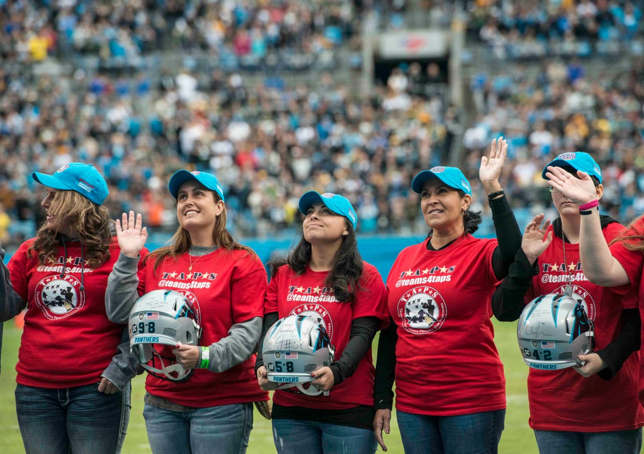 Los Carolina Panthers rinden honor a miembros de familias militares