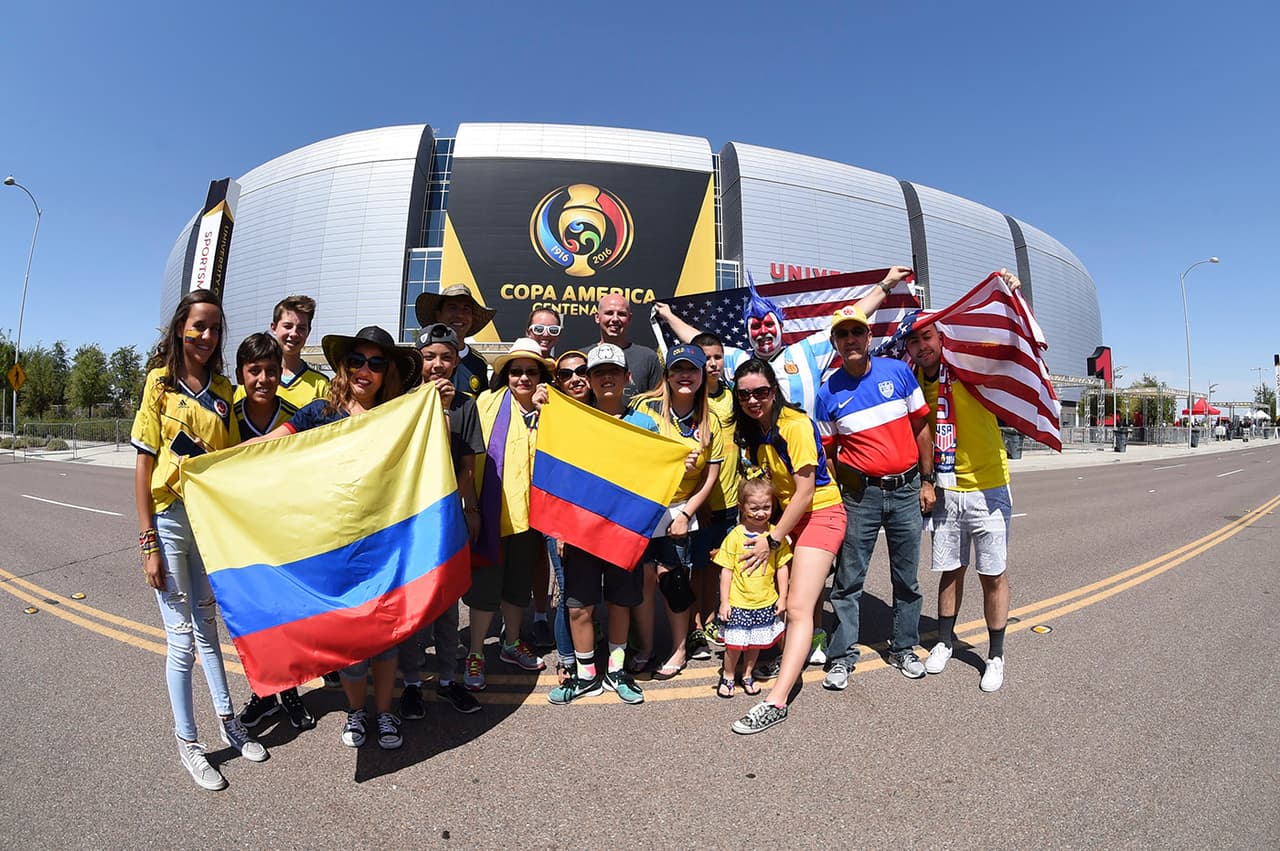 Seguidores de la selección de Colombia y de Estados Unidos presentes en la Universidad de Phoenix, para ver el partido por el tercer lugar de la Copa.