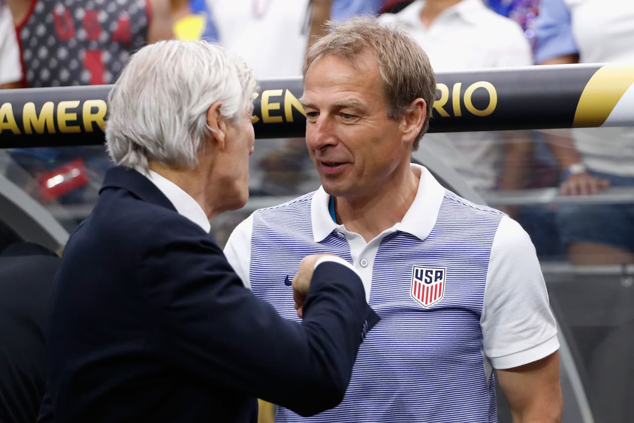 Los técnicos, Jurgen Klinsmann de Estados Unidos y Jose Peckerman de Colombia, antes de comenzar el partido.