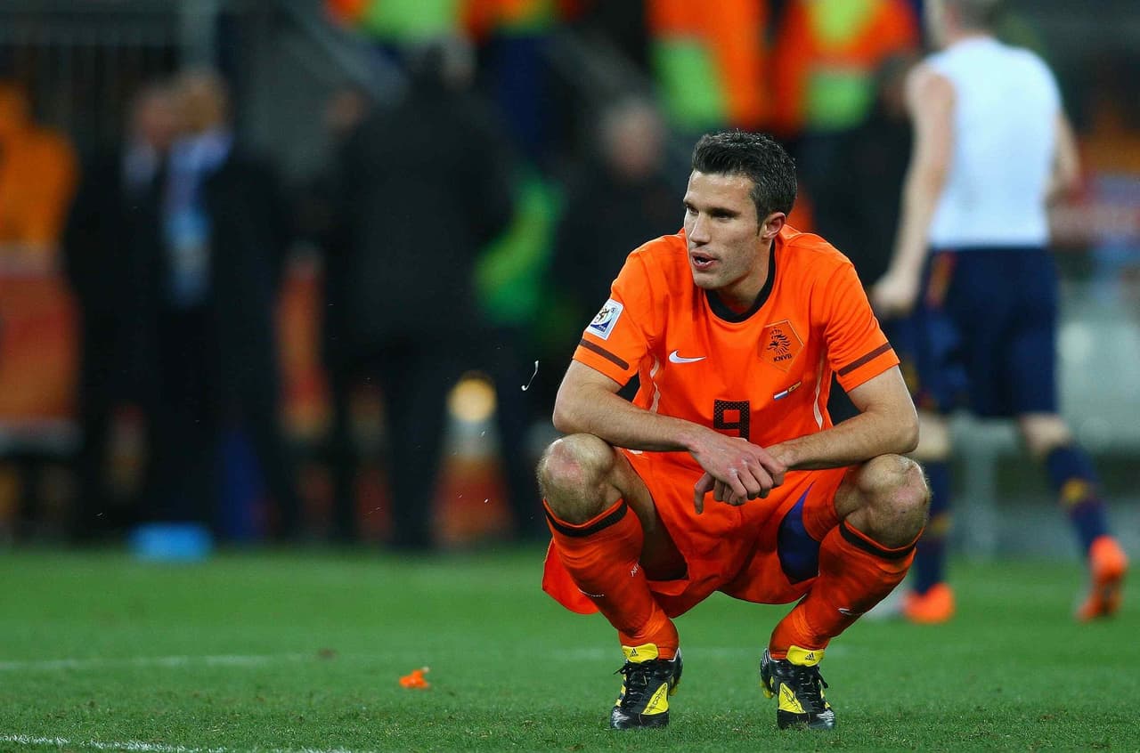 Robin van Persie también era un goleador de época. Cuatro años después le anotó un golazo de cabeza a España en Brasil 2104.