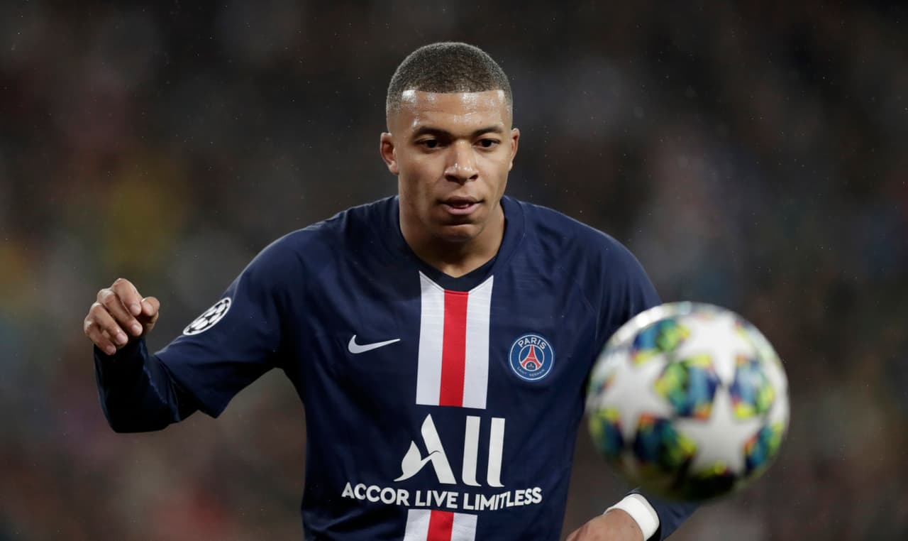 Kylian Mbappe del PSG corriendo por el balón.