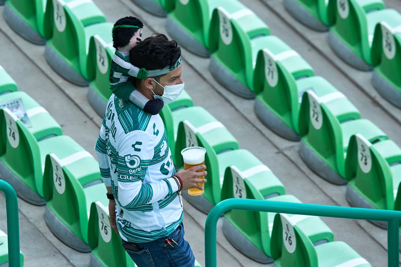 Con las respectivas medidas de salubridad, los aficionados toman lugar para disfrutar de los primeros 90 minutos de la final del futbol mexicano.