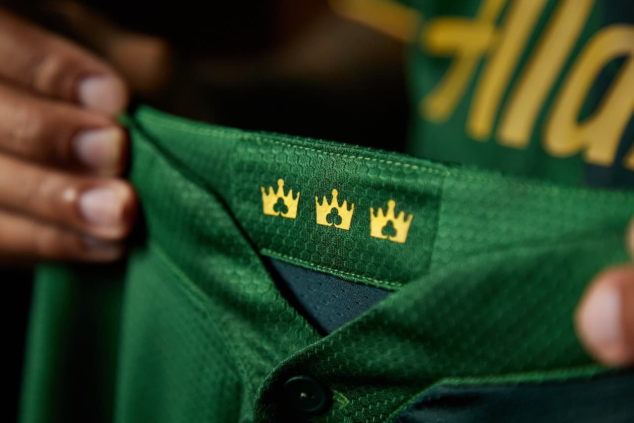 "King of Clubs” (Rey de Clubes) puede leerse en la zona del cuello.
<br>