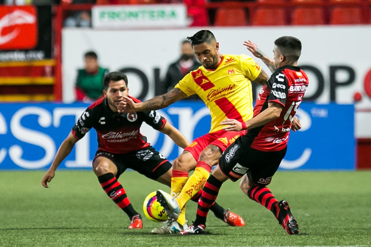 Tras el gol, Monarcas tomó la iniciativa del encuentro y cada vez era más peligroso.