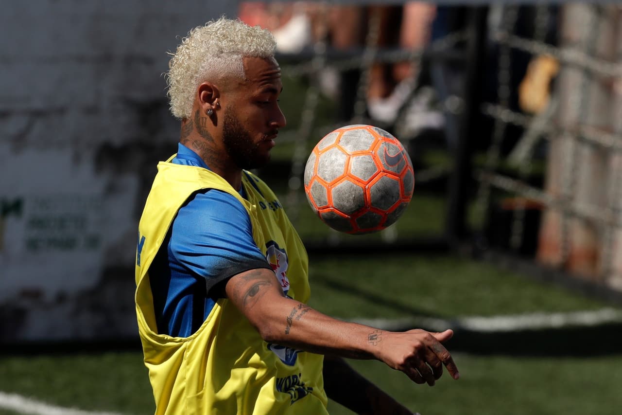 Neymar hizo parte de un partido a beneficio de su fundación en Brasil donde mostró todas sus habilidades, mientras sigue en rebeldía con el PSG.