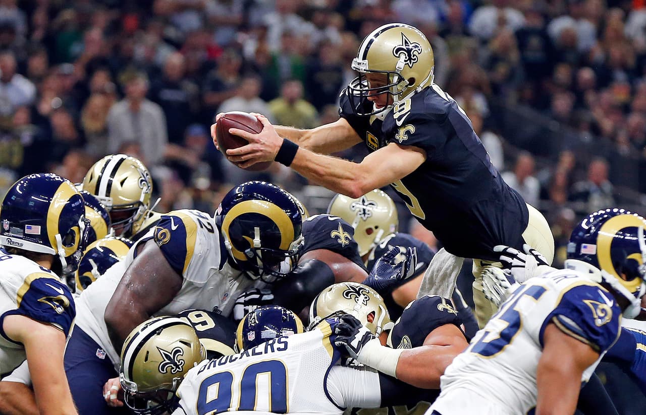 <b>Drew Brees – QB, New Orleans Saints</b>
<br>El quarterback y líder de los Santos de Nueva Orleans demostró por enésima vez que es un fuera de serie en el Mercedes-Benz Superdome donde acribilló a los Carneros de Jared Goff a quienes les propinó la paliza de la semana Rams 21-49 Saints. El veterano mariscal de campo completó 28 de 36 envíos para 310 yardas y realizó cuatro touchdowns en un circo aéreo que no termina en Lousiana. Brees tiene a New Orleans con récord de 5-6 con opciones de meterse a los Playoffs en la NFC Sur y está a nada de superar las 65,000 yardas en su carrera, siendo el tercer mejor de la historia en esa categoría.
