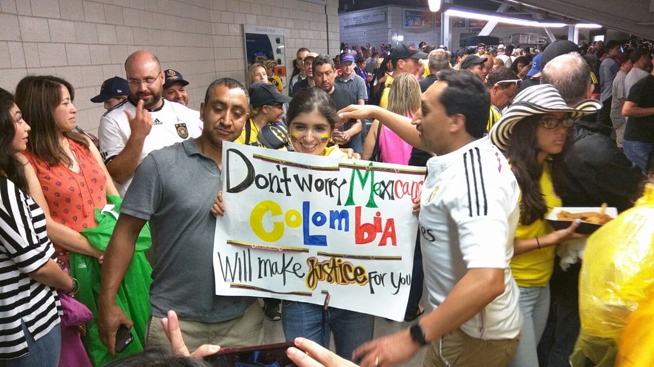 Los seguidores colombianos y chilenos aguardaron en el interior del Soldier Field hasta que terminó la tormenta eléctrica en Chicago para que se pudiera reanudar la semifinal de la Copa América Centenario.