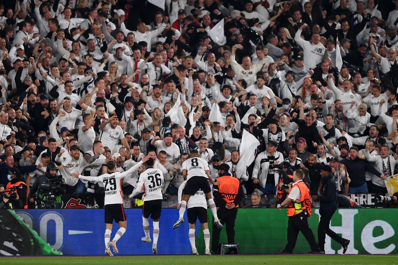 Eintracht Frankfurt ganó la ida de las Semifinales de la UEFA Europa League con triunfo como visitante de 1-2 sobre el West Ham en London Stadium; goles de Knauff y Kamada.