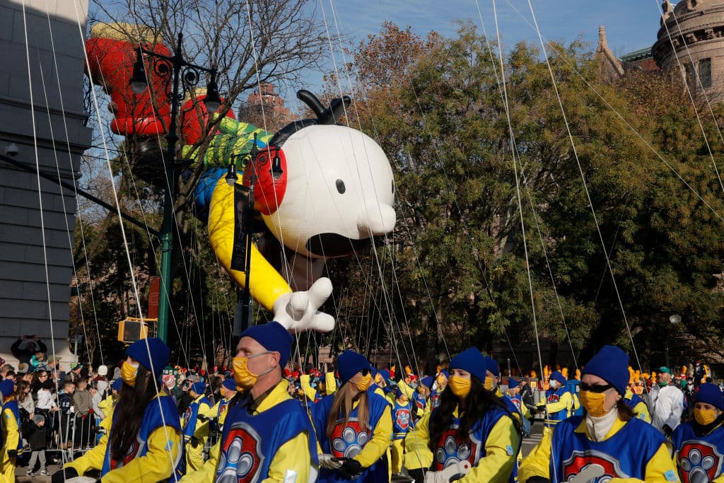 Las carrozas nuevas provienen de entidades que van desde el fabricante de condimentos Heinz hasta el servicio de transmisión Peacock de NBCUniversal y la Oficina de Turismo de Louisiana.