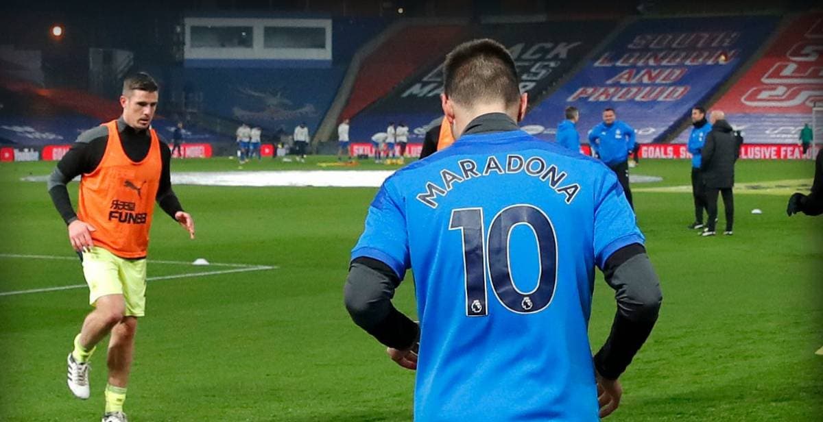 Federico Fernandez y Newcastle homenajean a Maradona