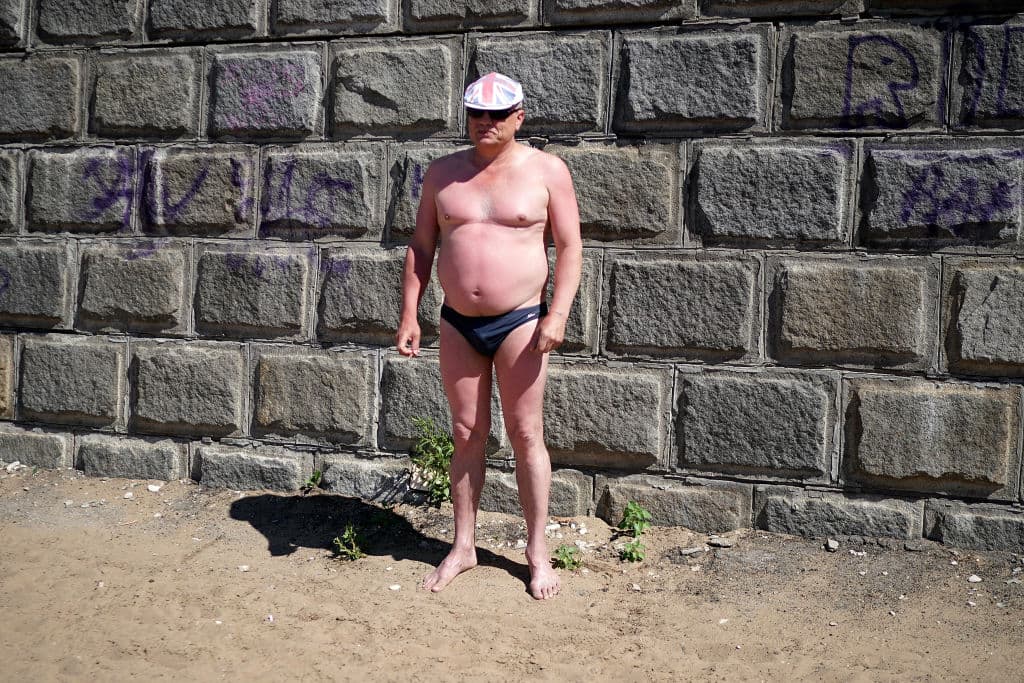 Los fanáticos dejaron por un momento de lado sus banderas para aprovechar este tiempo de receso.