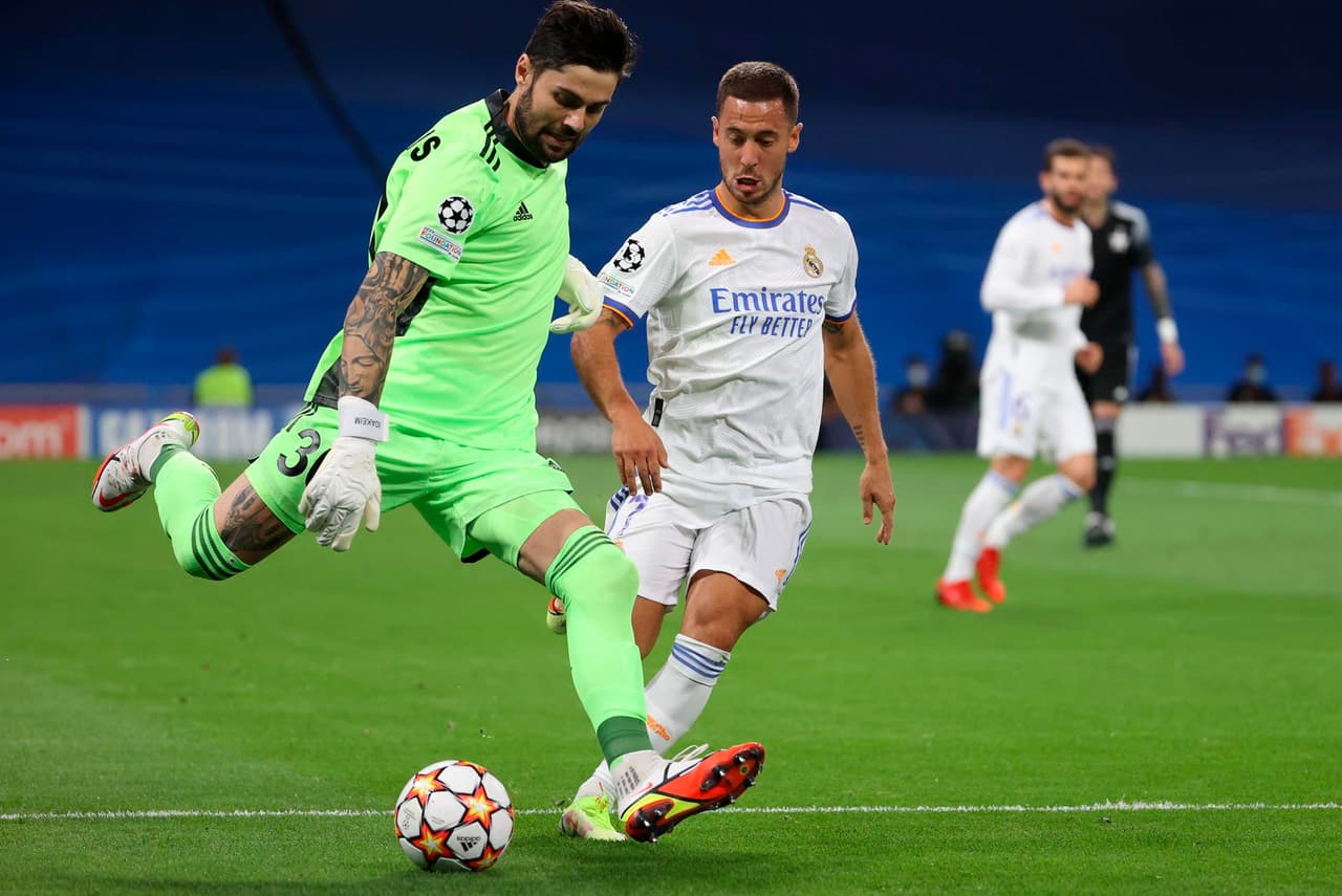 Real Madrid cae en casa ante el Sheriff Tiraspol 2-1 en la fase de grupos de la UEFA Champions League. El equipo moldavo abrió con gol de Jasurbek Yakhshiboev al 25’, pero Karim Benzema igualó el marcador tras cobrar un penalti, pero la visita selló su victoria al 89’ con anotación de Sebastién Thill.