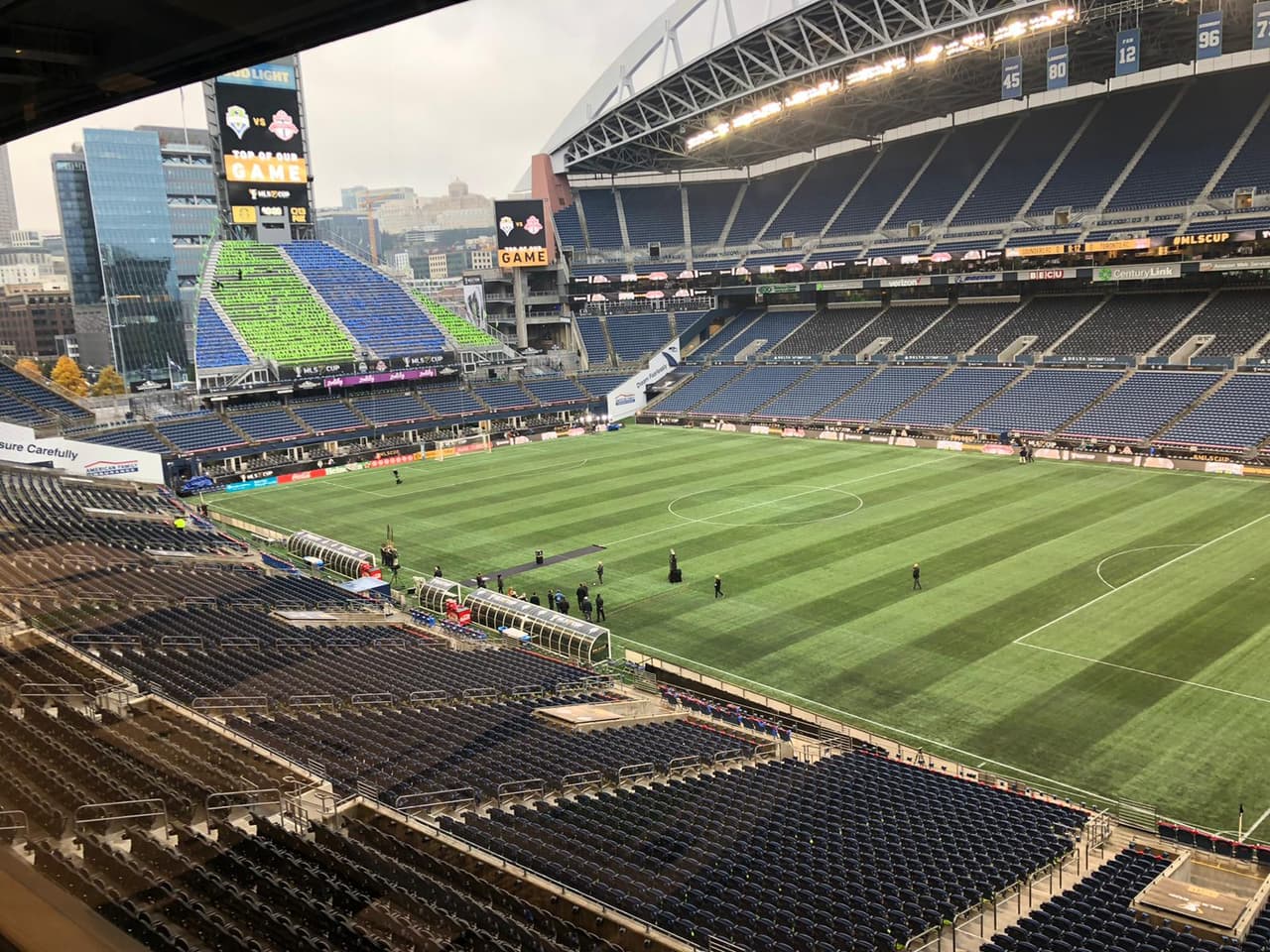 Mientras eso ocurre, el estadio del duelo final entre Seattle y Toronto aguarda vestido para la ocasión.