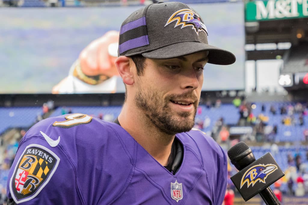 Justin Tucker pateó dos goles de campo, incluyendo uno de 52 yardas antes de acabar la primera mitad para alejar a los Ravens 20-14.