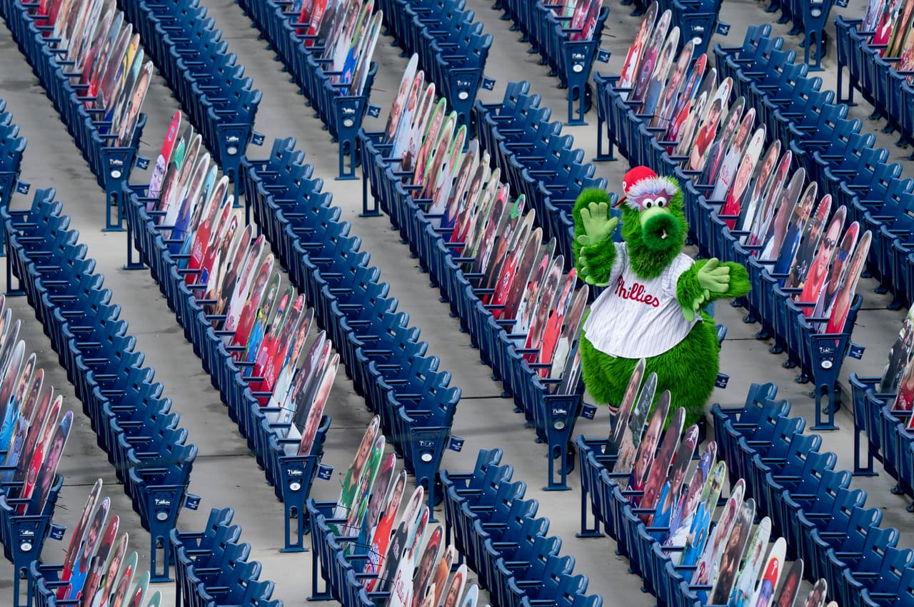Phillie Phanatic trata de animar a los fans.