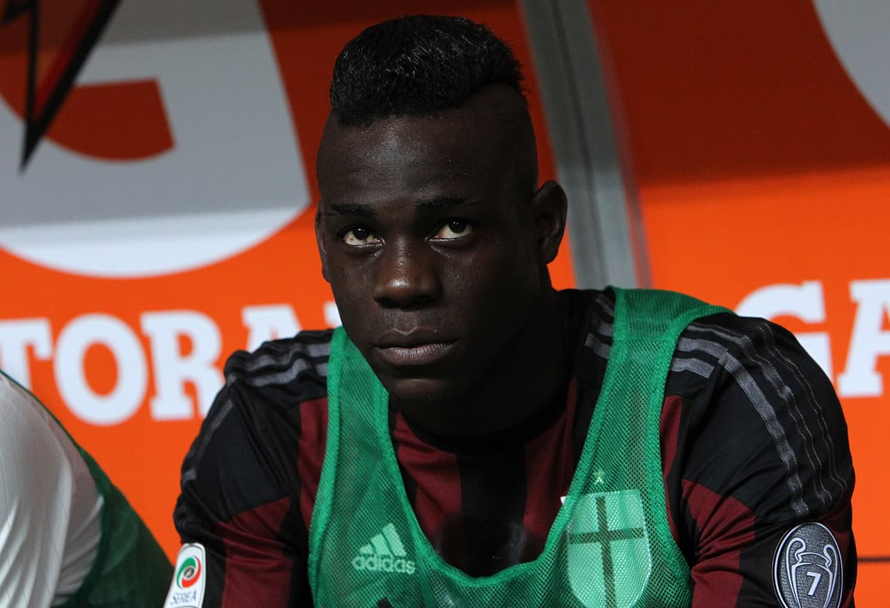 Mario Balotelli tuvo que asumir un contrato en el Milan en el que se le prohibía fumar, beber alcohol en exceso, salir de noche, llevar atuendos y peinados extraños y dañar la imagen del club en sus redes sociales.