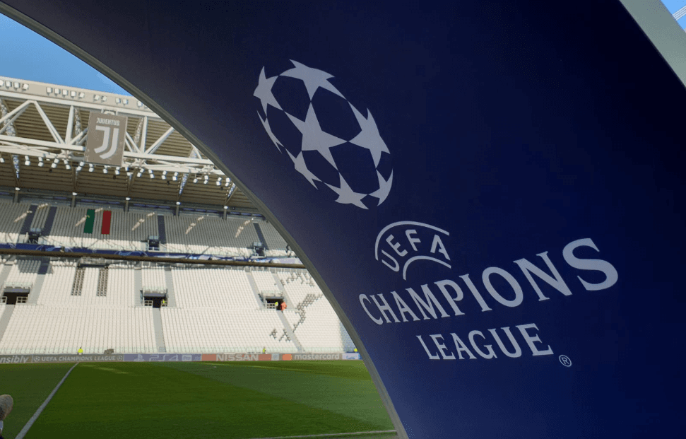 Fueron varios los aficionados suizos que llegaron hasta allí para acompañar a su equipo que en el debut perdió 3-0 con el Manchester United.