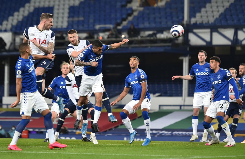 Gylfi Sirgudsson y Harry Kane salen más que encuhafados al terreno de juego y ambos anotan un doblete en el empate 2-2 del Everton y Tottenham de Premier League.