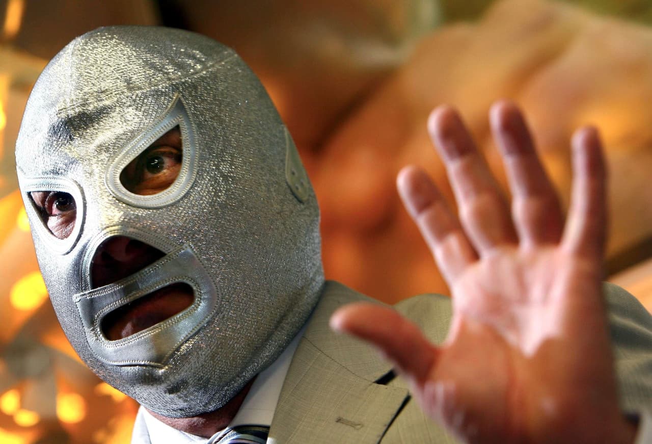 Aún así, el símbolo del enmascarado de plata es mucho mayor, pues en su creación fue un referente de justicia y su personaje se convirtió en un superhéroe que llegó a las historietas.