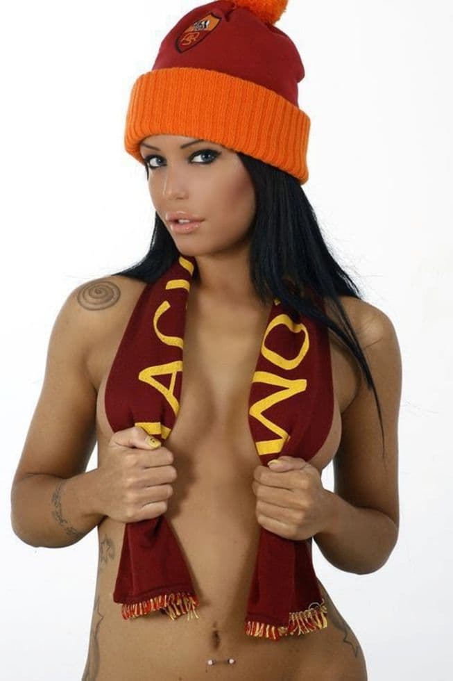 La modelo italiana es una de las seguidoras más apasionadas del conjunto de ‘la loba’ y los demuestra con unas sexys fotos.