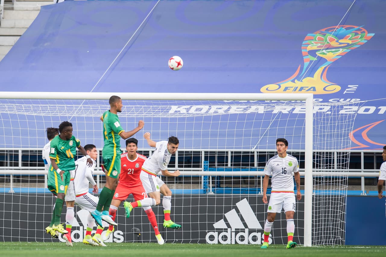 Los africanos, por su parte, continuaron limitándose a tratar de imponer su superioridad física. Sin embargo, al minuto 72 se quedaron con un hombre menos por la expulsión de Guèye por doble amonestación.