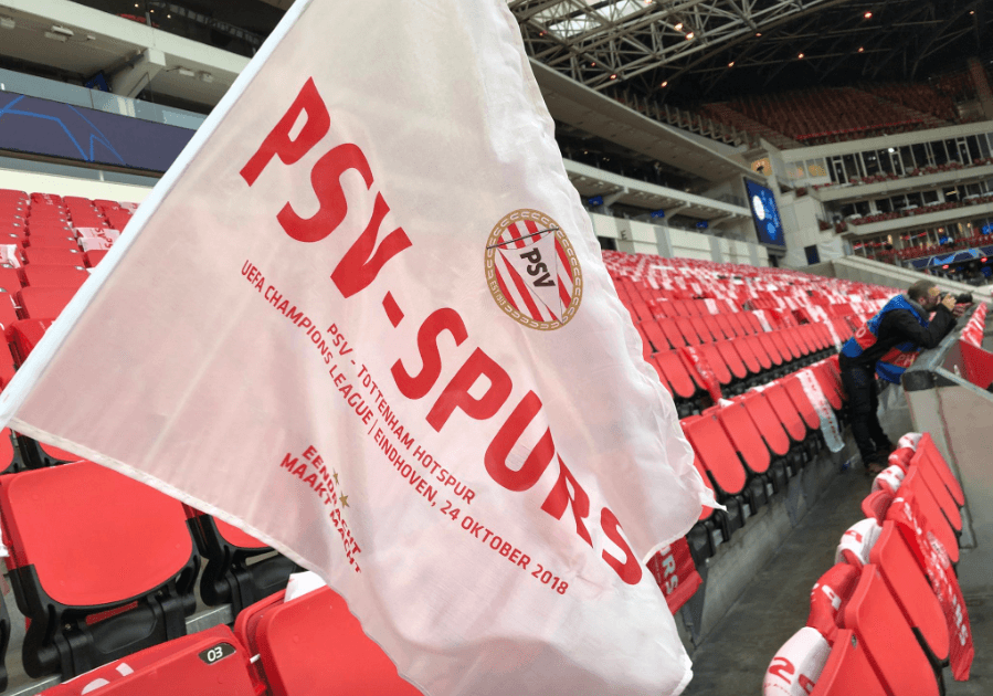 En las tribunas la organización dispuso de banderines conmemorativos para cada aficionado.