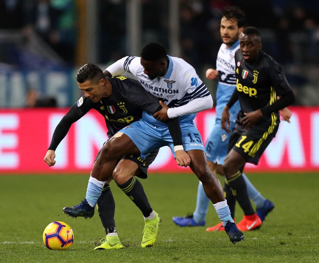 Aquí puede verse el tipo de partido que estaba teniendo Cristiano Ronaldo desde el primer tiempo, con una marcación celosa y pegada.