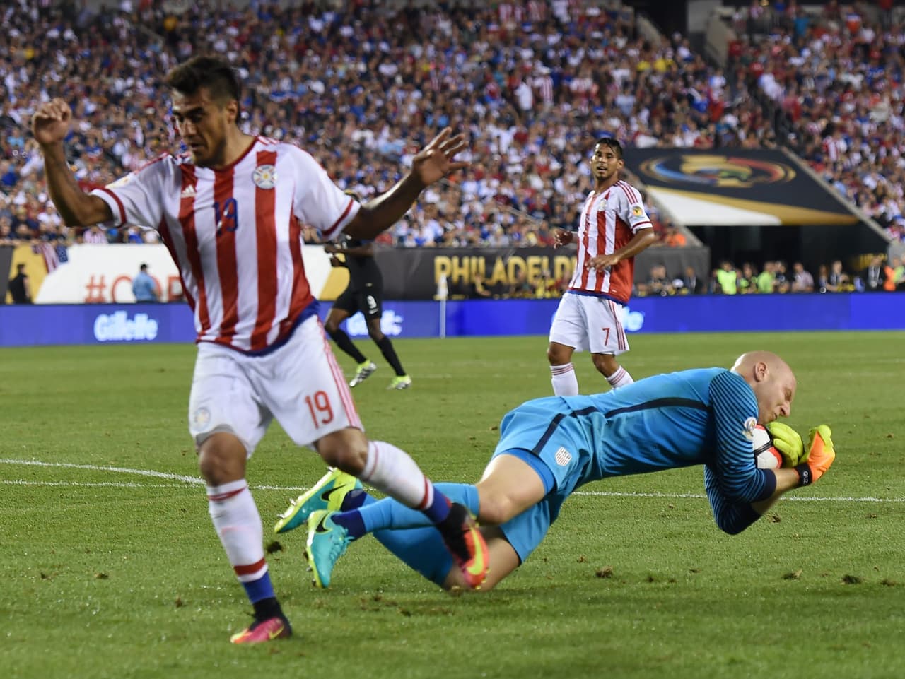 El portero de Estados Unidos, Brad Guzan, detiene un disparo.