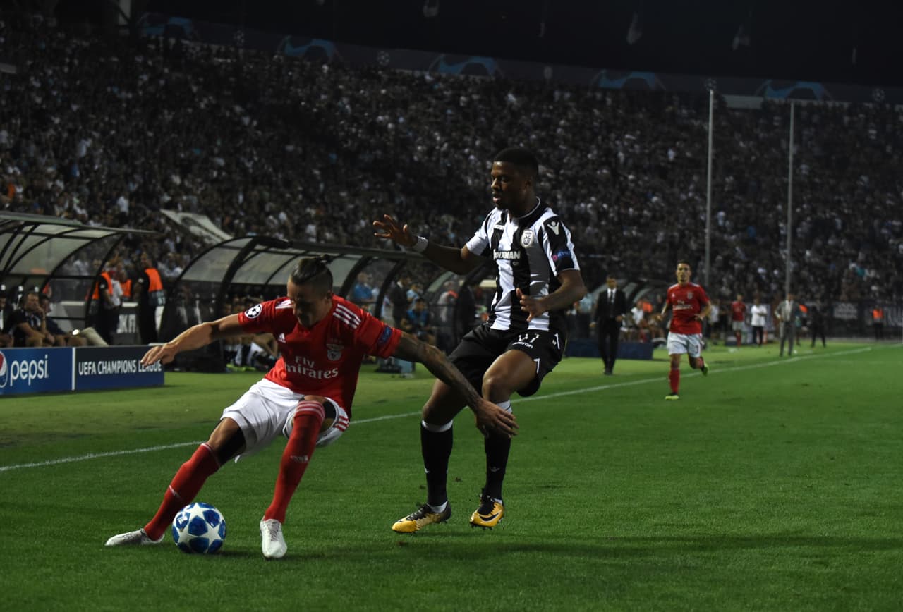 Fue tal el control de Benfica que el PAOK Salónica se llenó de amonestaciones y eso generó la expulsión al minuto 31 del segundo tiepo de Leo Matos.