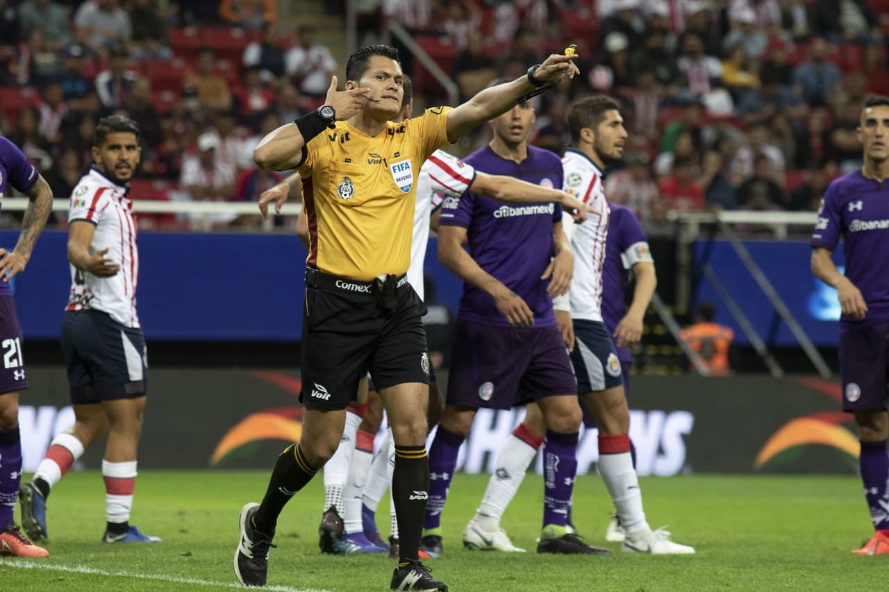 El árbitro Jorge Antonio Pérez decidió luego de revisar el VAR que el gol no era válido para el Toluca.