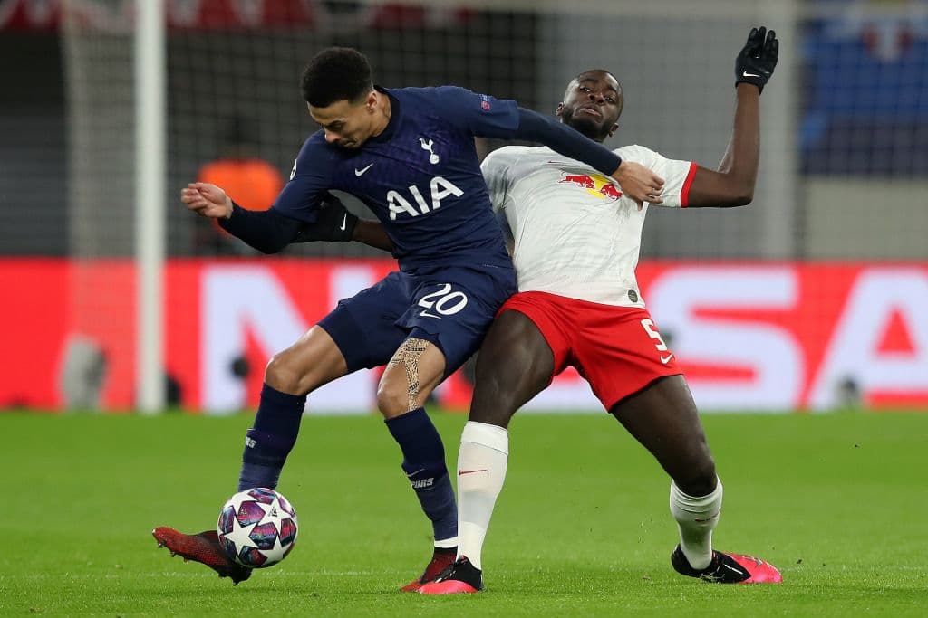 Dele Alli logra quitarse la marca del defensor Dayot Upamecano y filtra un balón que queda muy largo para su compañero Lucas Moura.