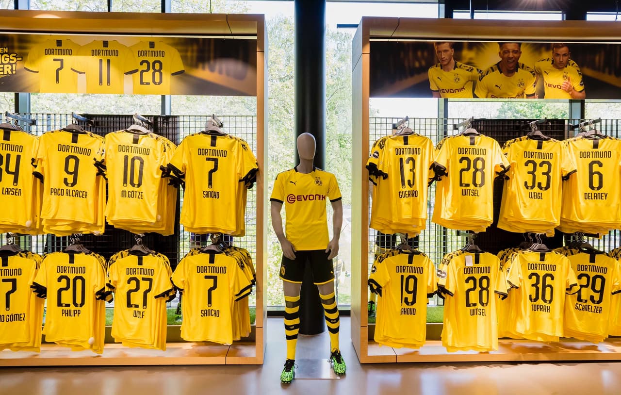 Borussia Dortmund realizó el lanzamiento de su nueva playera (con las tres de portero) para la siguiente temporada la cual usará por primera vez ante Borussia Monchengladbach en el cierre de la Bundesliga. El diseño abandona las mangas negras y regresa a una franja de ese color sobre los hombros con patrones. Además, celebra los 110 años del club con una frase en el cuello: "Ayer, hoy, mañana, para siempre".