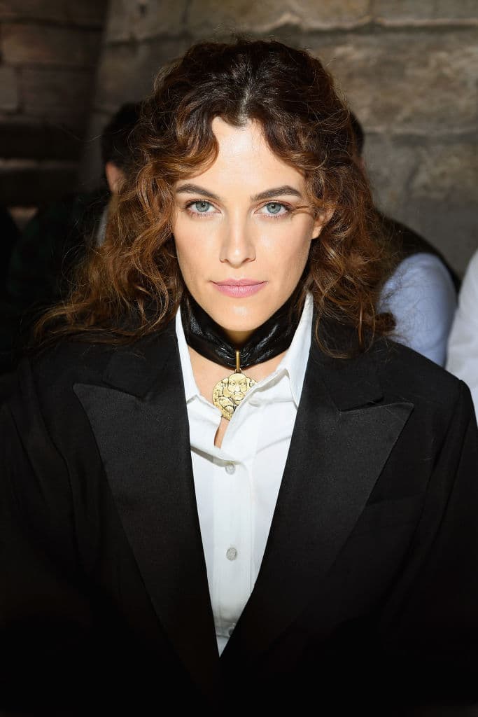 Escapan de una Ciudadela tiranizada por Immortan Joe, a quien han arrebatado algo irreemplazable. Enfurecido, el Señor de la Guerra moviliza a todas sus bandas y persigue implacablemente a los rebeldes en una "guerra de la carretera" de altas revoluciones...
<br>