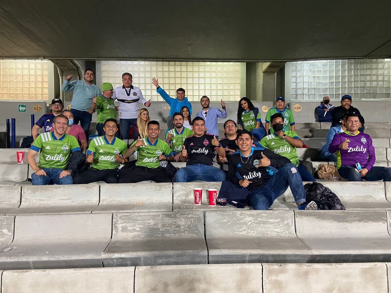 Unos 30 seguidores de Raúl Ruidíaz y Seattle Sounders se trasladaron desde Morelia a C.U. en la noche del miércoles.