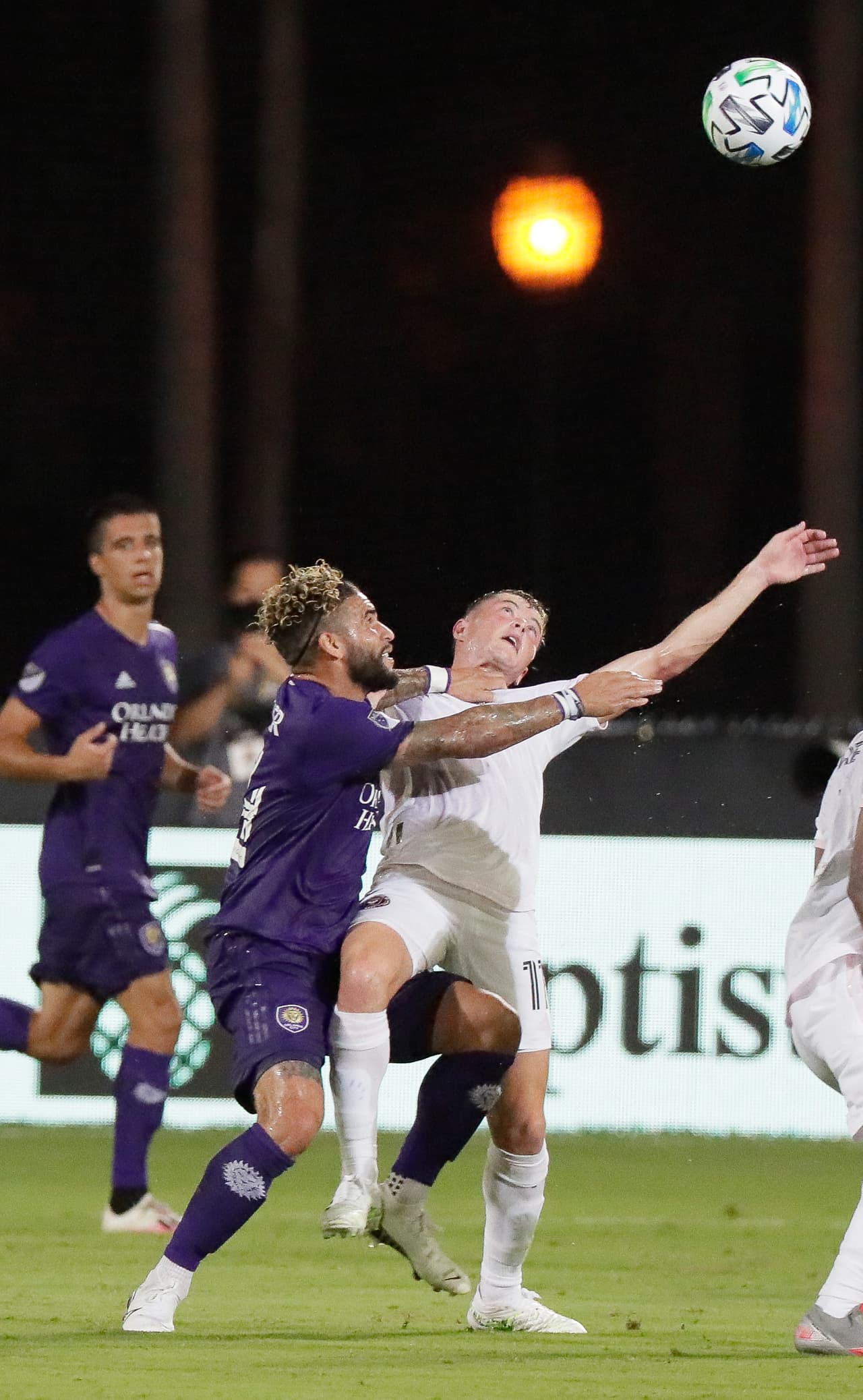 Con goles de Nani y Christopher Mueller, Orlando City logra sumar puntos en su regreso a la acción.