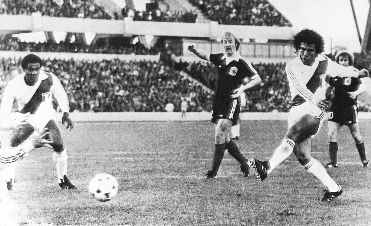 César Cueto, apodado el 'Maestro', también era conocido como el 'Poeta de la zurda' por su clase con Perú.