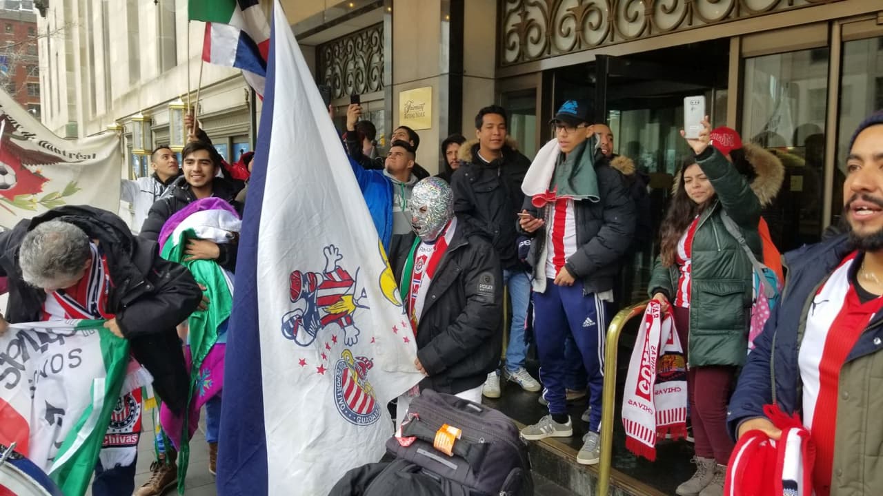 Aficionados de Chivas llegaron al hotel donde estuvo el equipo en la ida final de Liga de Campeones de Concacaf ante Toronto F.C. Ni el frío, ni el hambre, ni las largas distancias fueron obstáculo.