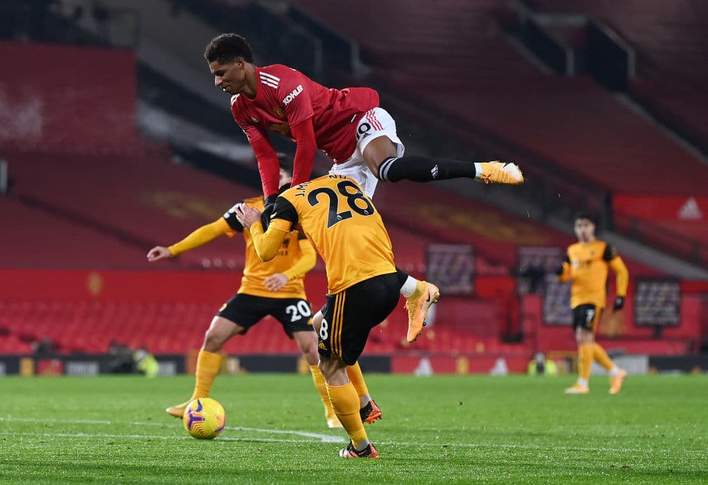 Con gol al minuto 93 de Marcus Rashford, el Manchester United se llevó la victoria sobre el Wolverhampton. El equipo visitante, sin Raúl Jiménez, no logró anotar y así los 'Red Devils' se colocan en segunda posición de la tabla sólamente a dos puntos del Liverpool en la Premier League.