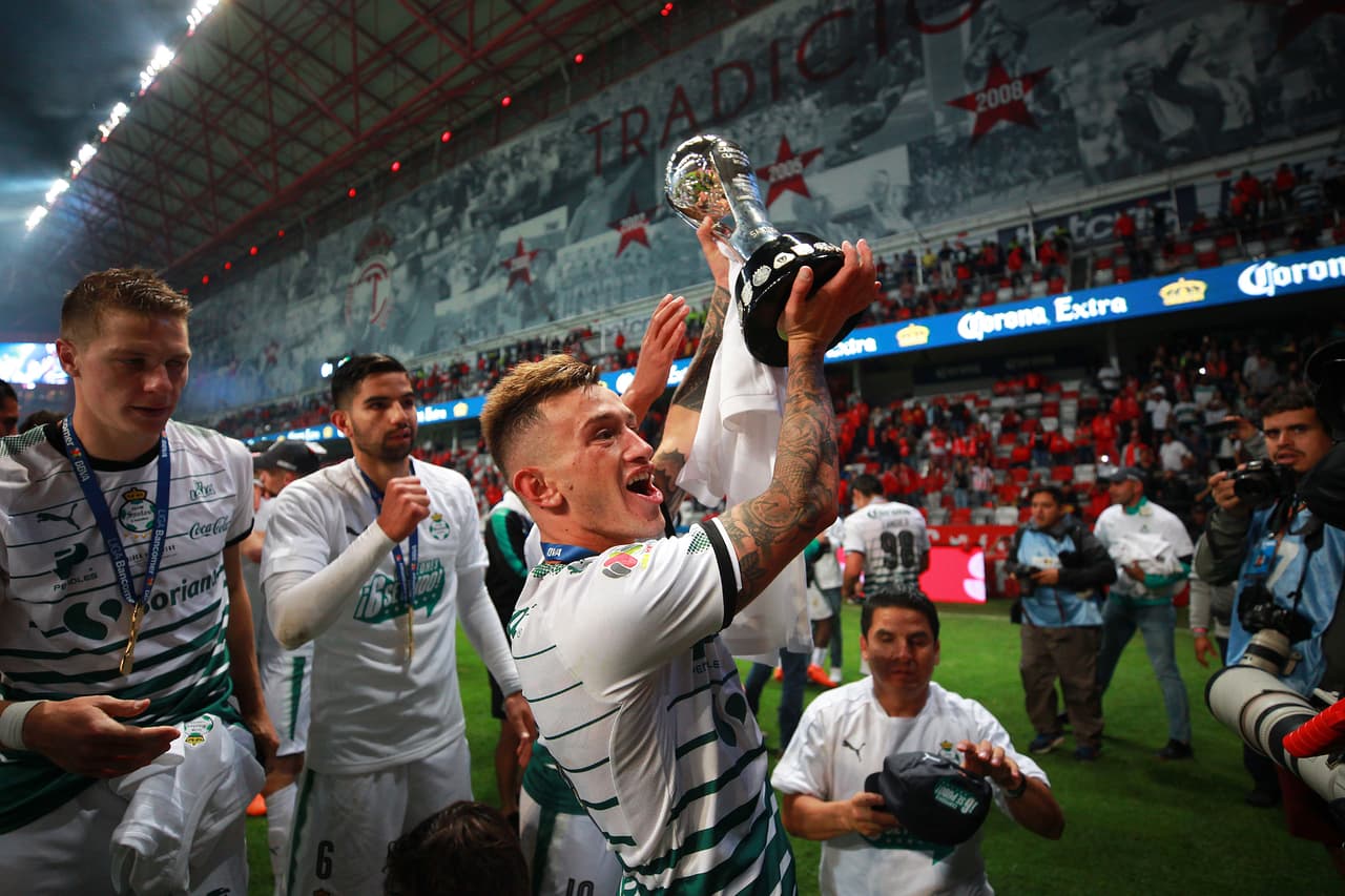 Lozano nunca pudo volver al América, pero sí volvió a la Liga MX para salir campeón con el Santos de la Laguna de Torreón.