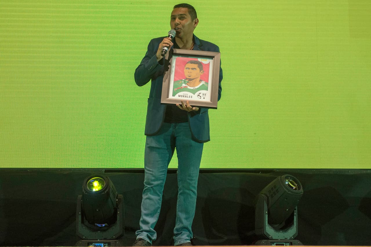 La fiebre del álbum del Mundial Panini tuvo su lanzamiento en México con la presencia de varias figuras históricas del 'Tri' y de personajes como la Parka y la mascota del Panini para darle colorido.