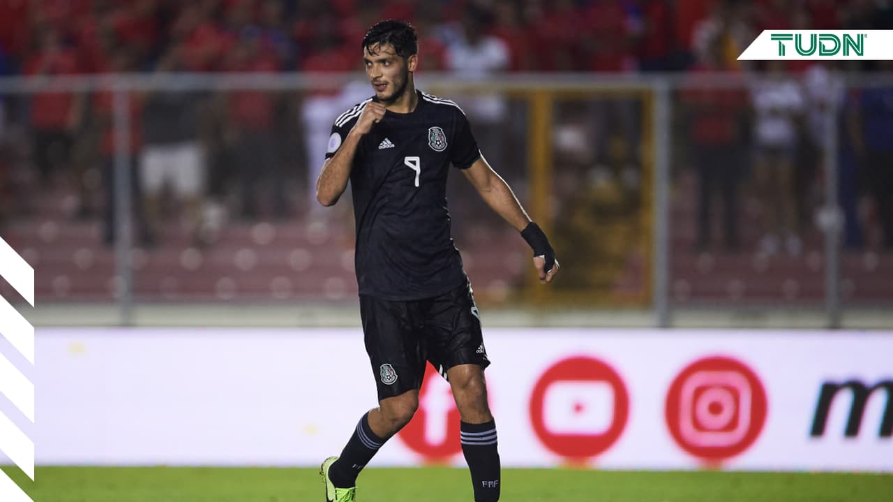 Raúl Jiménez se mete al top 3 de goleadores de penal con México