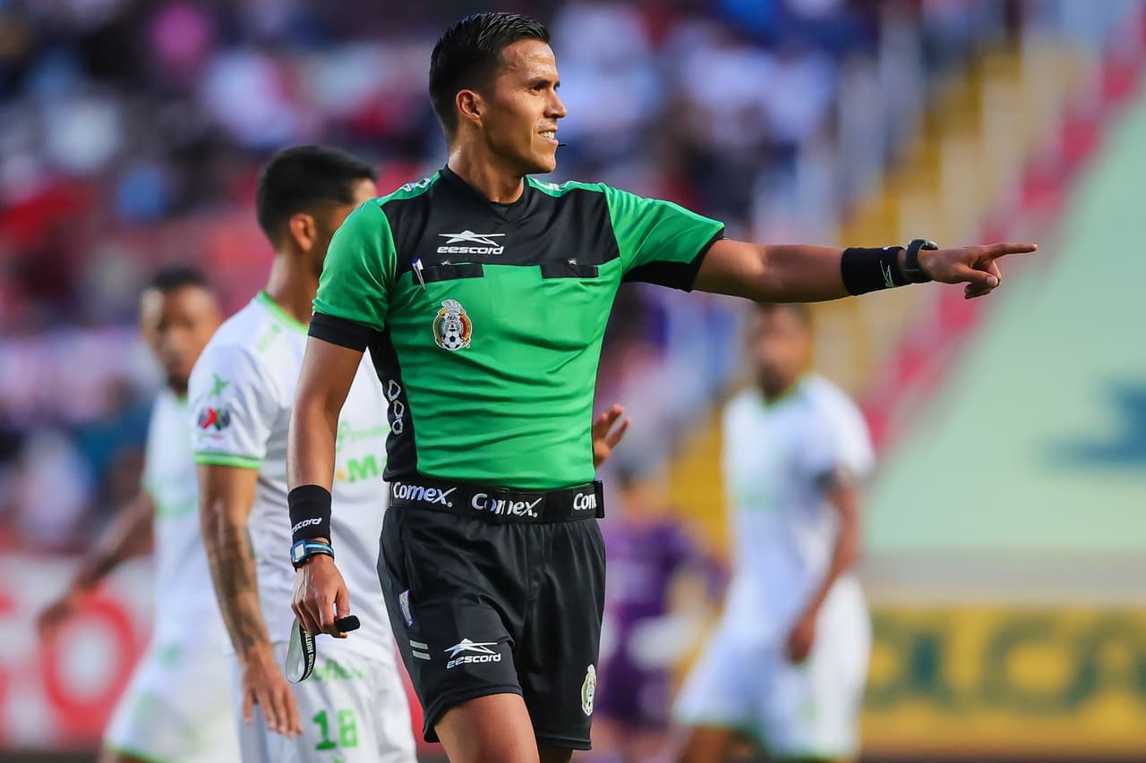 El joven árbitro Daniel Quintero tuvo un buen trabajo en el Estadio Victoria.