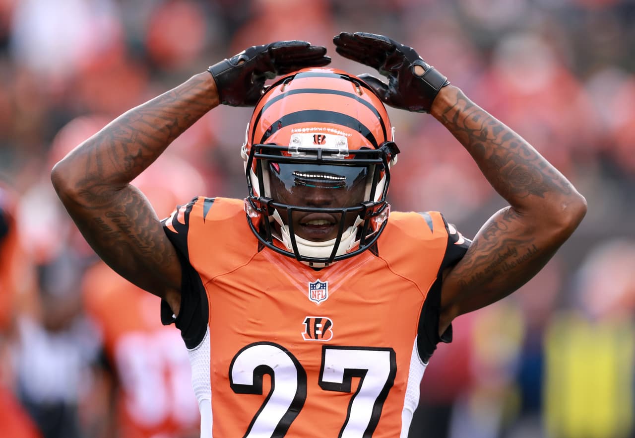 <b>38 CB - DRE KIRKPATRICK: </b>
<i>FIRMADO POR </i>
<b>CINCINNATI BENGALS</b>
<br>Kirkpatrick tiene lo que los equipos de la NFL pagan por el cornerback: longitud y pedigrí. A pesar de que el juego de primera ronda del primer ha sido desigual como un profesional, es probable que huelga ricos.