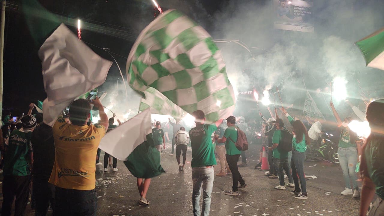 Así se vive la previa de la Semifinal de vuelta León vs Chivas | Los aficionados del conjunto esmeralda dejaron de lado los protocolos sanitarios para apoyar en el Estadio de León.