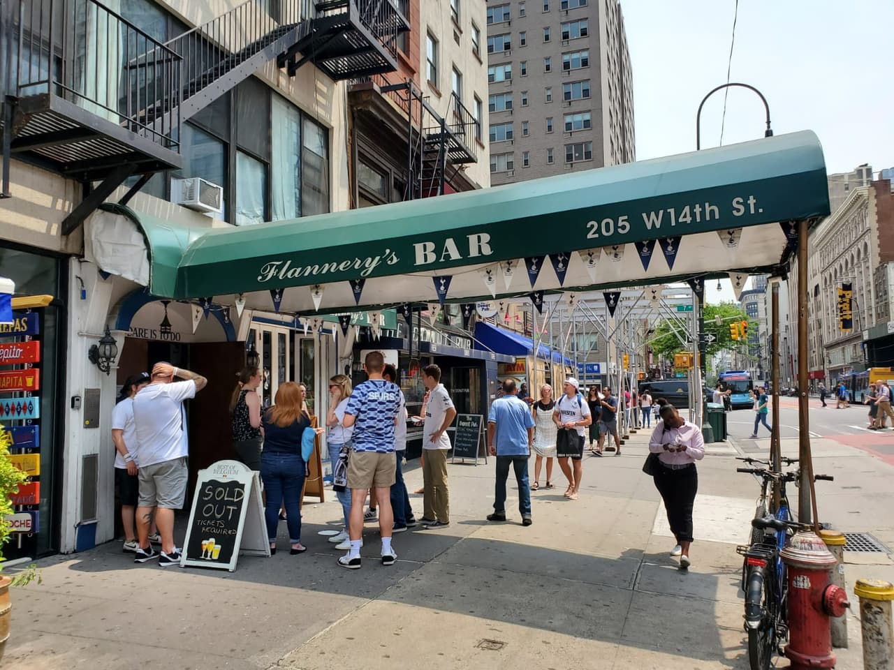 Los fanáticos del Tottenham Hotspur se reunen en Flannery's, el bar oficial de la Peña del club en New York, para disfrutar la Final de la UEFA Champions League.